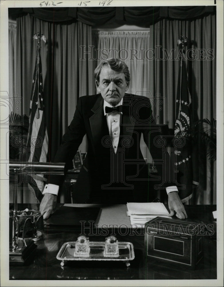 1986 Press Photo Hal Holbrook President Maxwell Monroe - RRW17441 - Historic Images