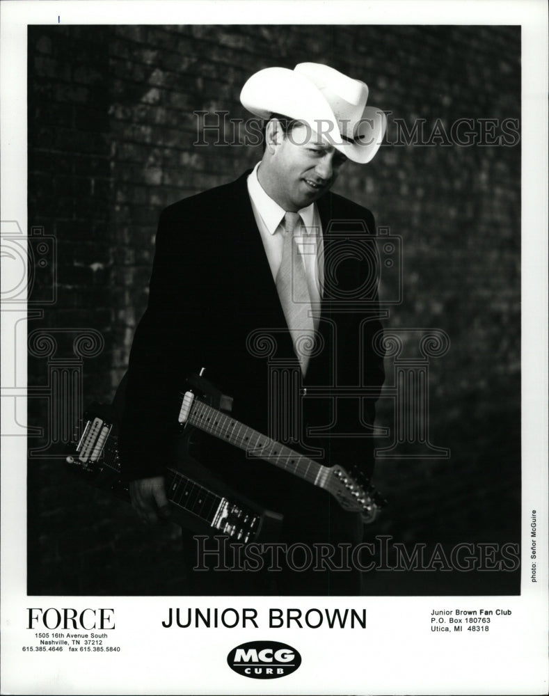 1999 Press Photo Jamieson Junior Brown Guitarist Singer - RRW17623 - Historic Images