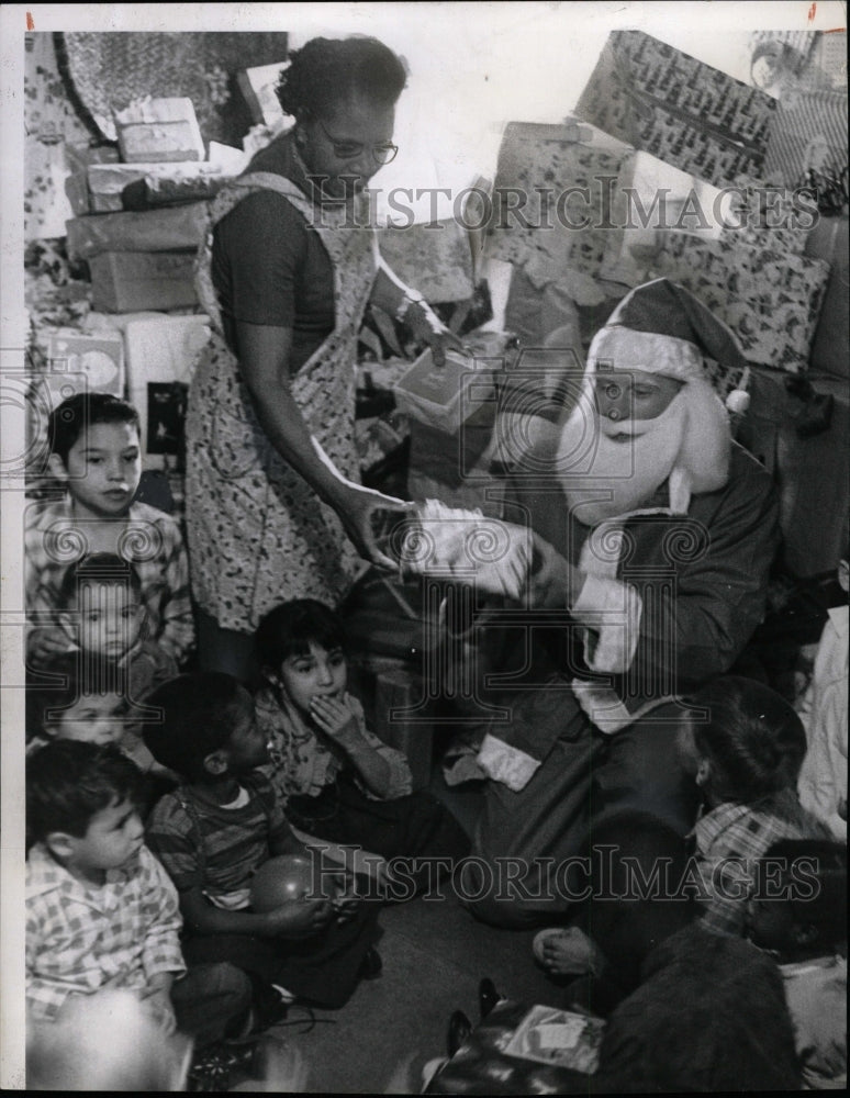1981 Press Photo Willie Hearne Santa Gifts Children Det - RRW17693 - Historic Images