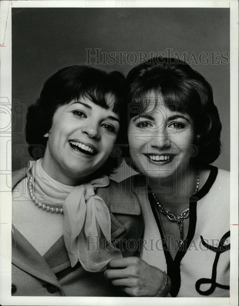 1997 Press Photo Penny Marshall Cindy Williams Actress - RRW17799 - Historic Images