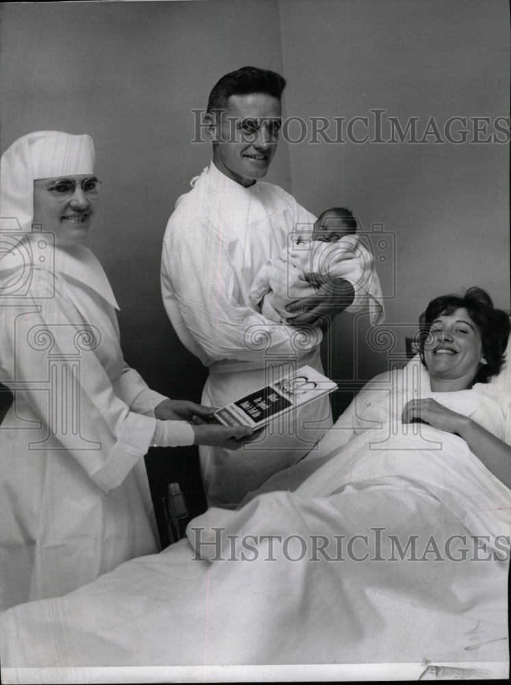 1963 Press Photo William T. Ennis &amp; Family - RRW17861 - Historic Images