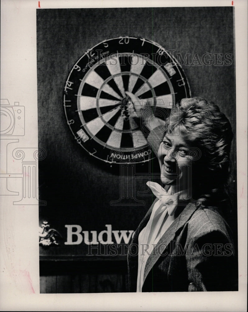 1985 Press Photo Kathie McNeil Darts Champion - RRW18249 - Historic Images