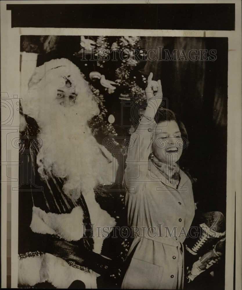 1974 Press Photo First Lady Betty Ford Santa Claus - RRW18503 - Historic Images