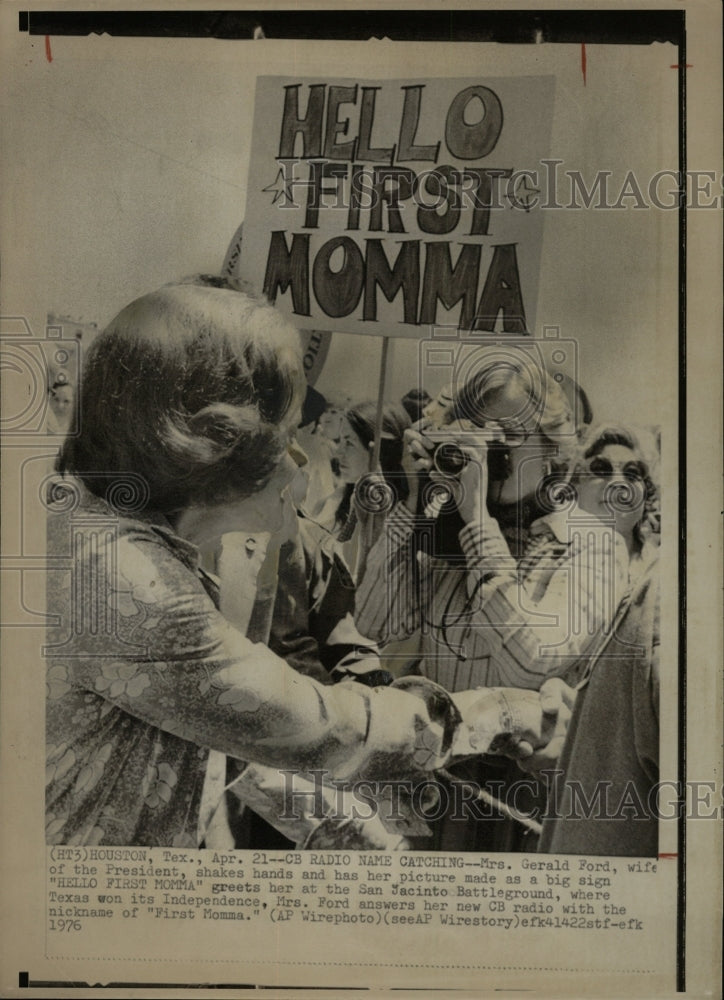 1976 Press Photo Mrs Ford CB Radio First Momma Sign - RRW18507 - Historic Images