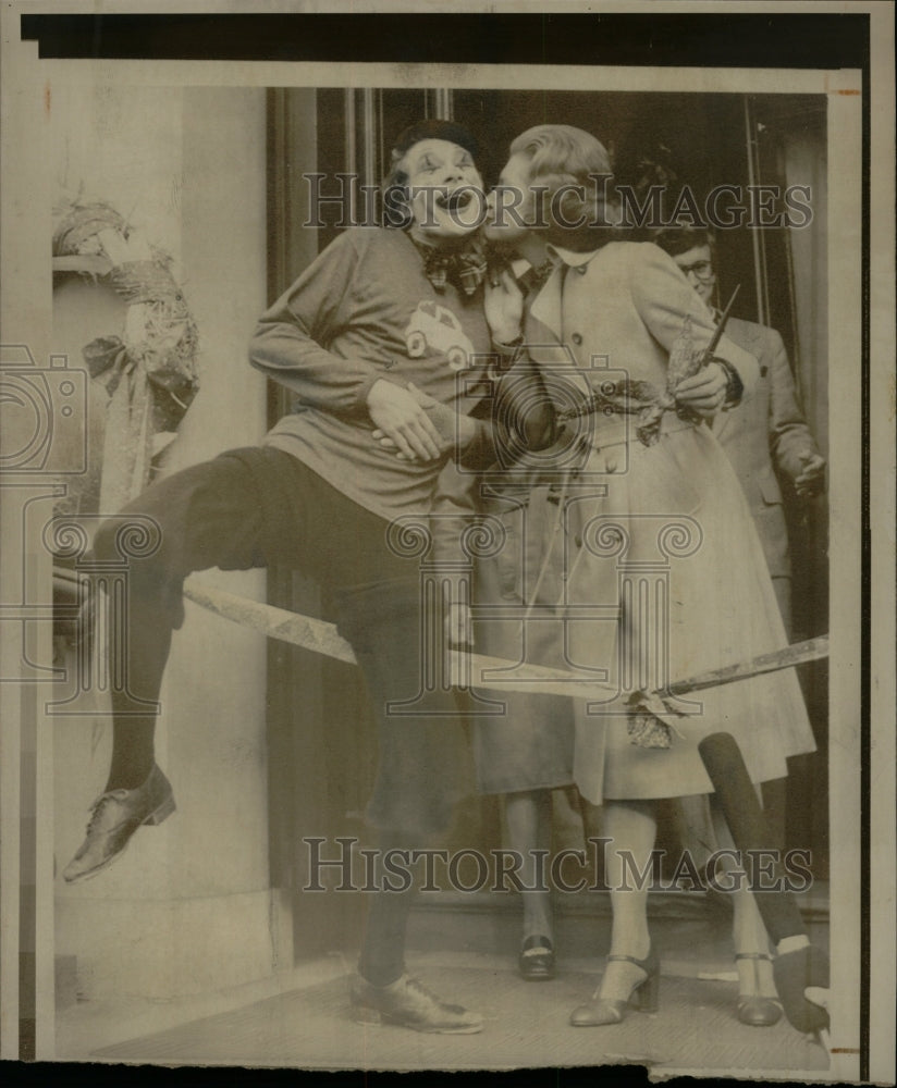 1975 Press Photo kiss First Lady Betty Ford John Jeff - RRW18517 - Historic Images