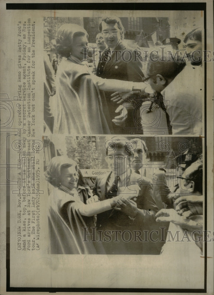 1975 Press Photo Man Gives Betty Ford Kiss Security Men - RRW18519 - Historic Images