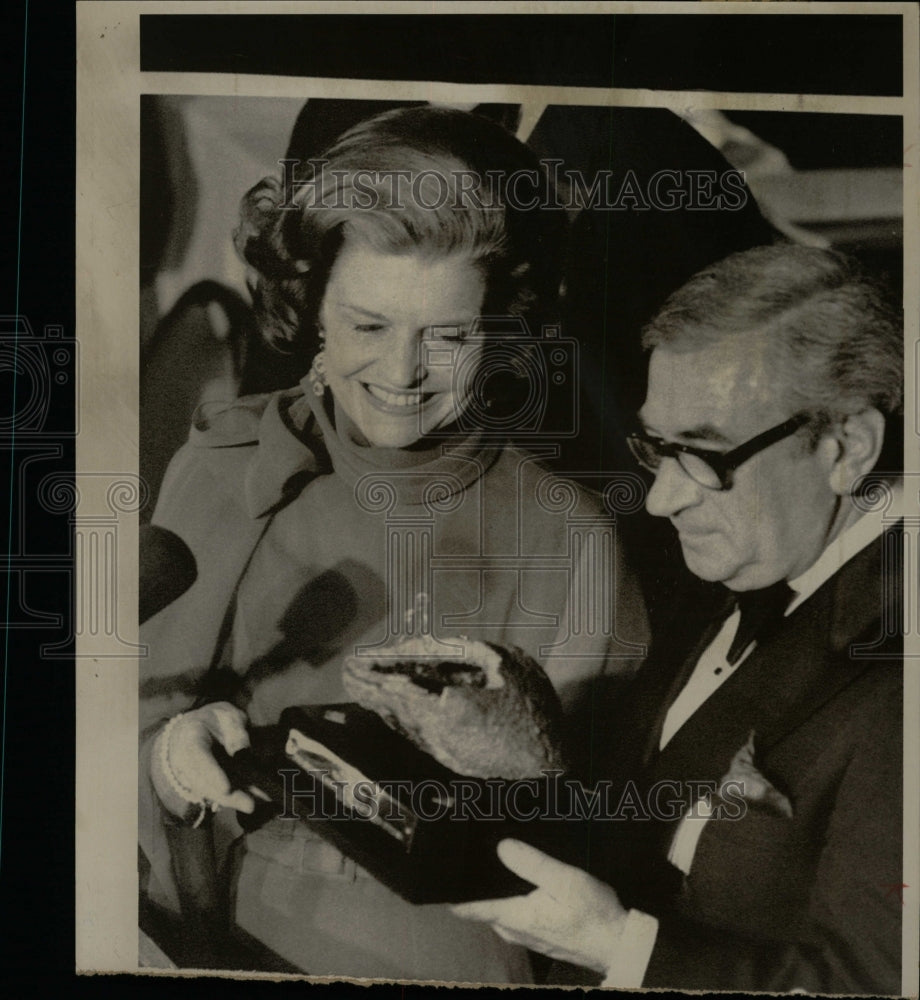 1975 Press Photo Betty Ford Receives Humanitarian Award - RRW18525 - Historic Images