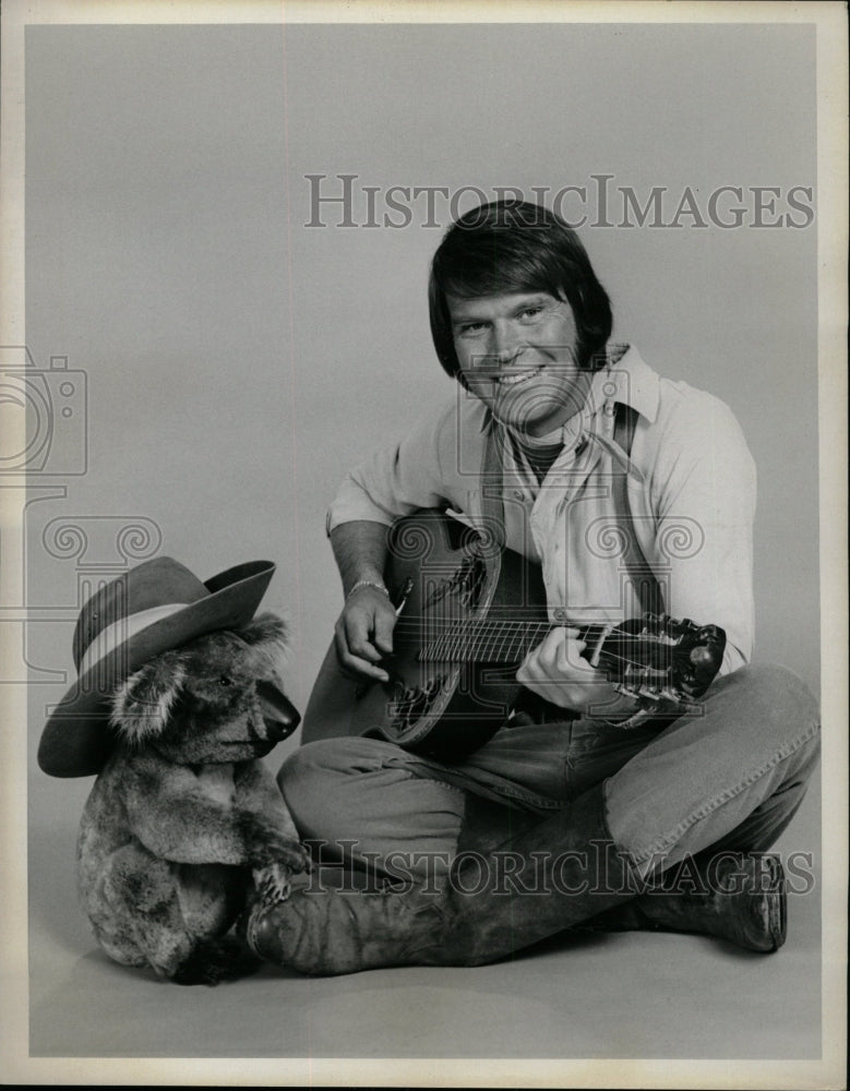 1976 Press Photo Singer Campbell With Stuffed Koala - RRW18553 - Historic Images