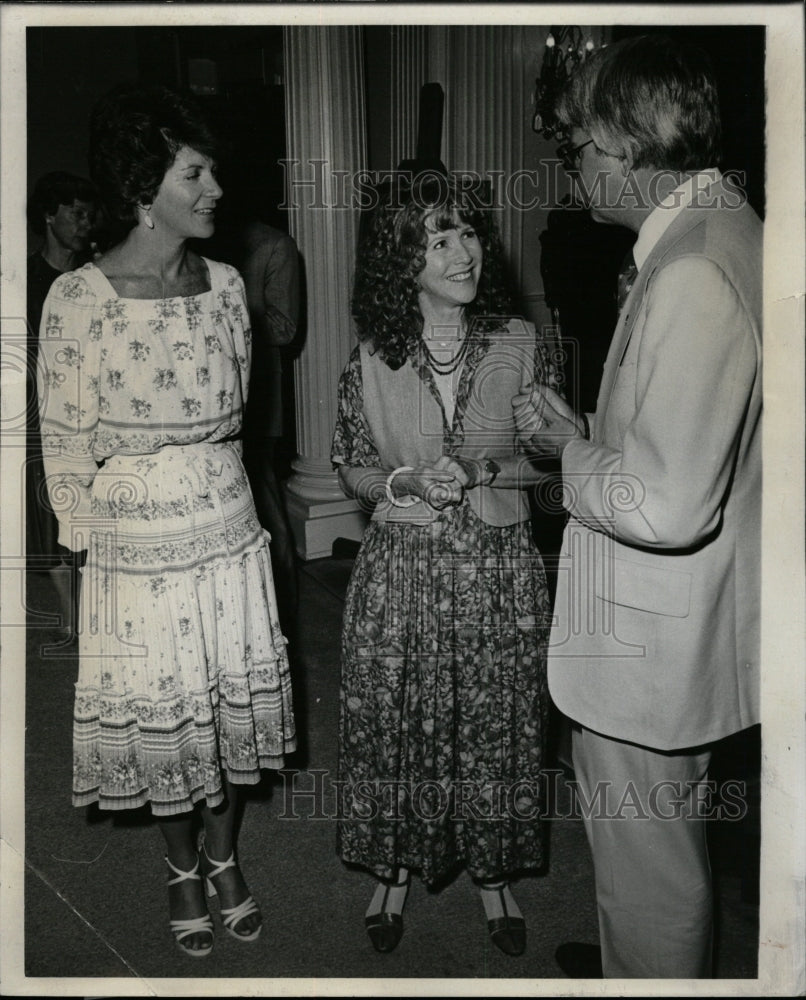 1978 Press Photo Actress Harris Speaking With People - RRW18559 - Historic Images