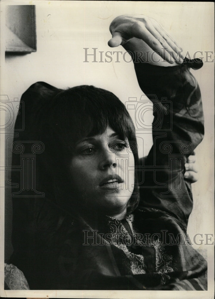 1972 Press Photo Actress Fonda Explaining Something - RRW18569 - Historic Images