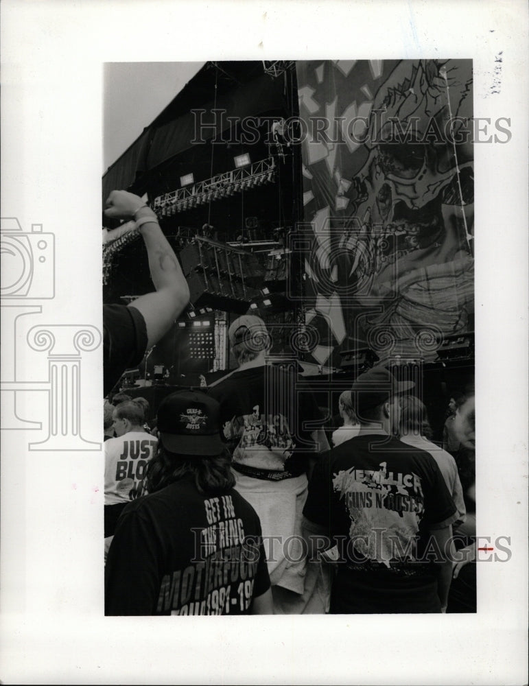 1992 Press Photo Metallica Fans Ready For Concert - RRW18603 - Historic Images