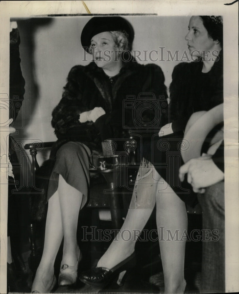 1939 Press Photo Flo Leeds Auction Pay Bills Case - RRW18609 - Historic Images