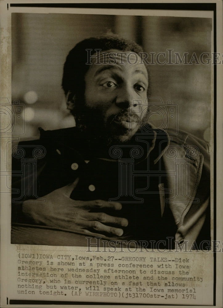 1974 Press Photo Dick Gregory Iowa Press Conference - RRW19001 - Historic Images