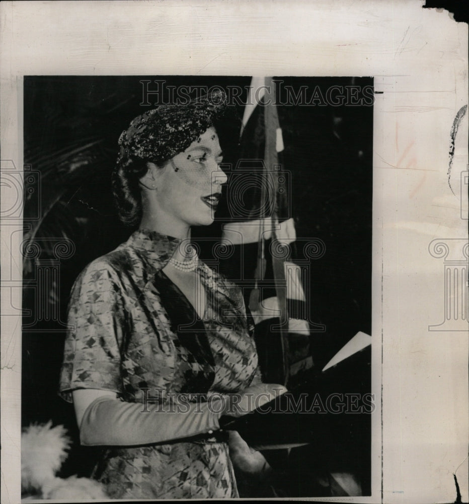 1951 Press Photo Princess Elizabeth speaks to the press - RRW19055 - Historic Images