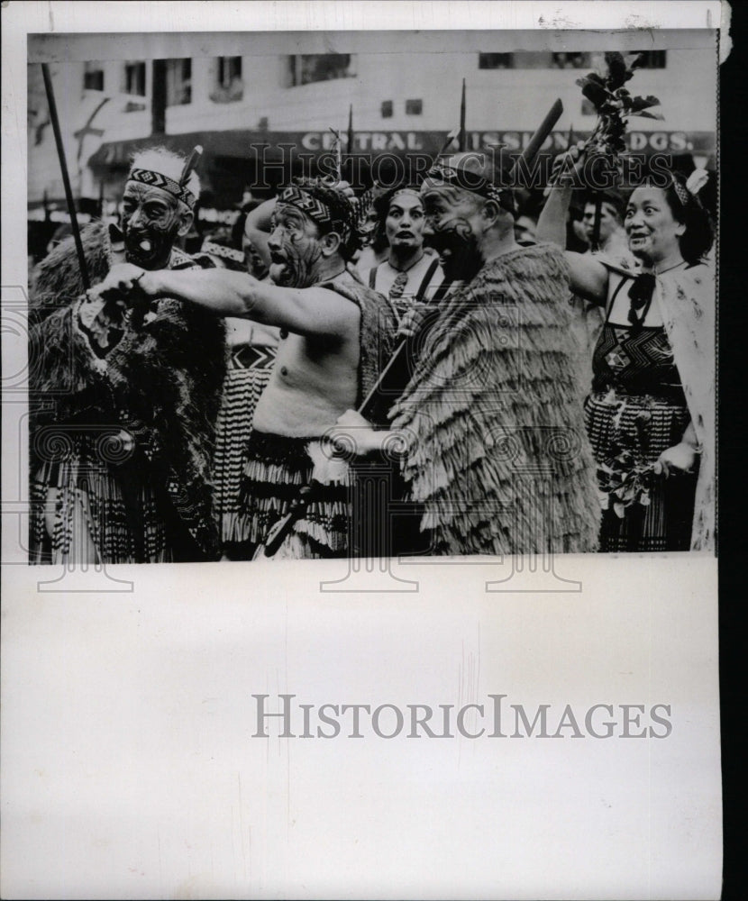 1953 Press Photo Maori group welcomes Queen Elizabeth - RRW19069 - Historic Images