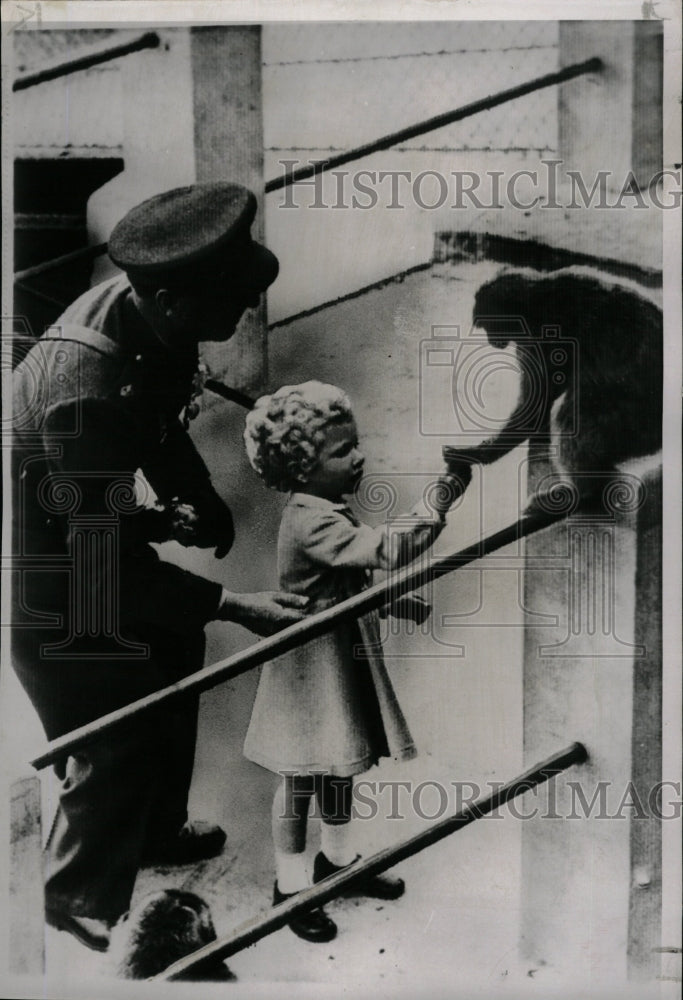 1954 Press Photo Britain&#39;s Princess Anne feeding monkey - RRW19075 - Historic Images