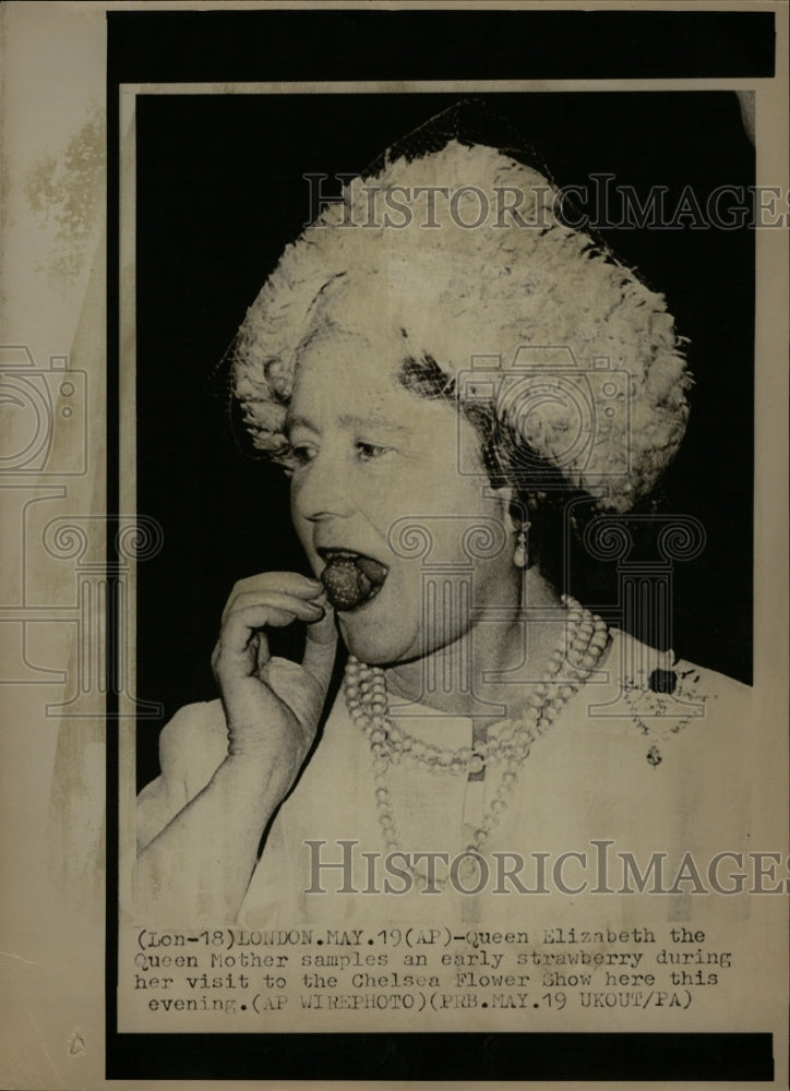 1969 Press Photo Queen Elizabeth Chelsea Flower Show - RRW19127 - Historic Images