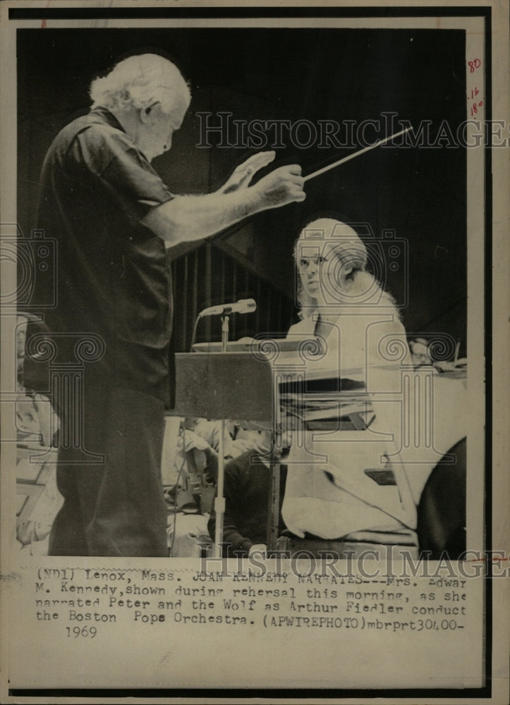 1969 Press Photo Joan Kennedy Arthur Fiedler Orchestra - RRW19135 - Historic Images