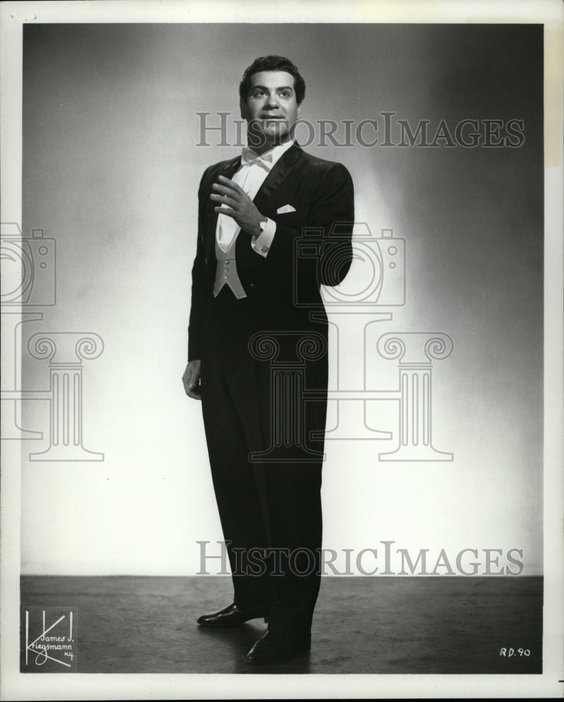 1974 Press Photo Metro. Opera Baritone Frank Guarrera - RRW19479 - Historic Images