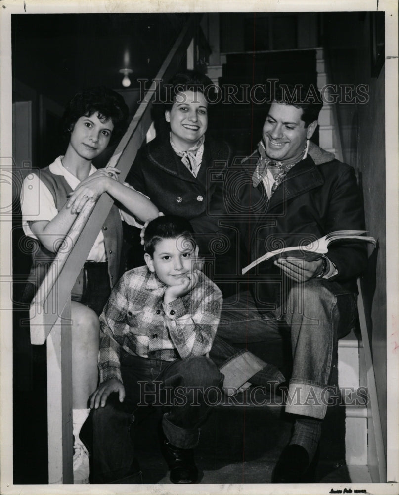 1959 Press Photo Frank Guarrera and his family - RRW19487 - Historic Images