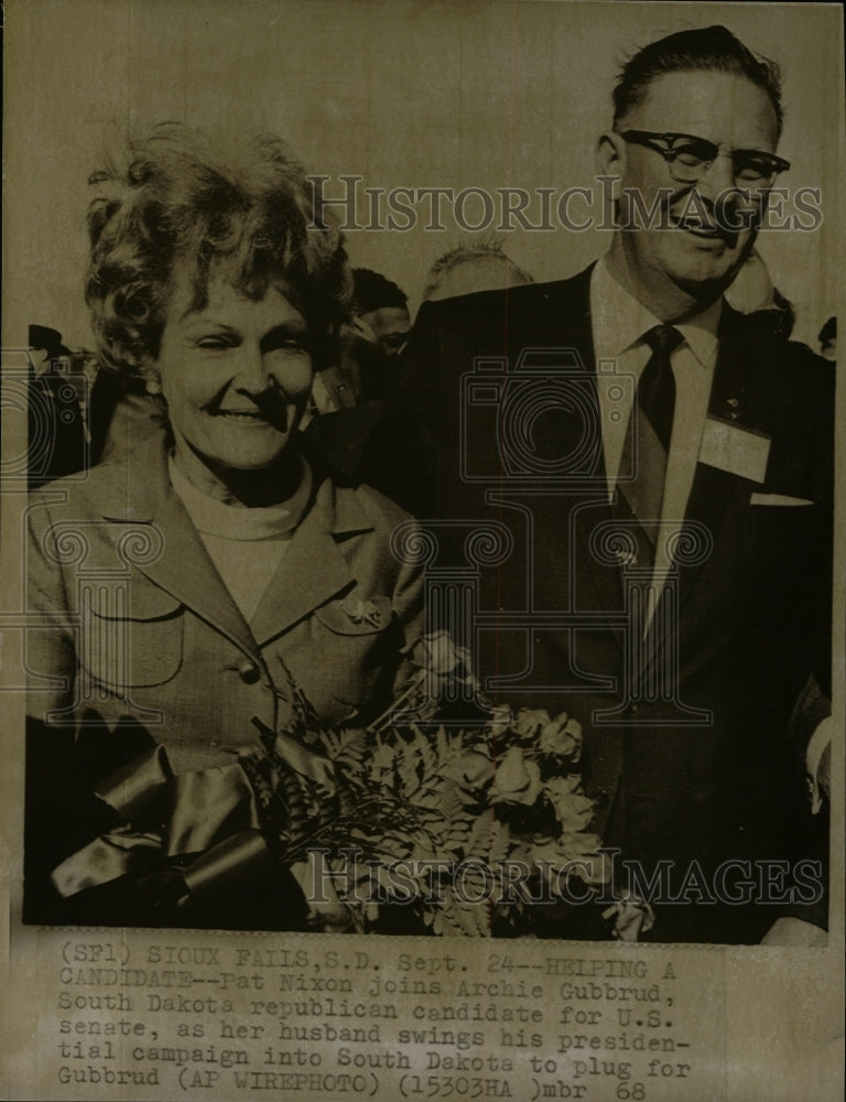 1968 Press Photo Pat Nixon Assisting Archie Gubbrud - RRW19505 - Historic Images