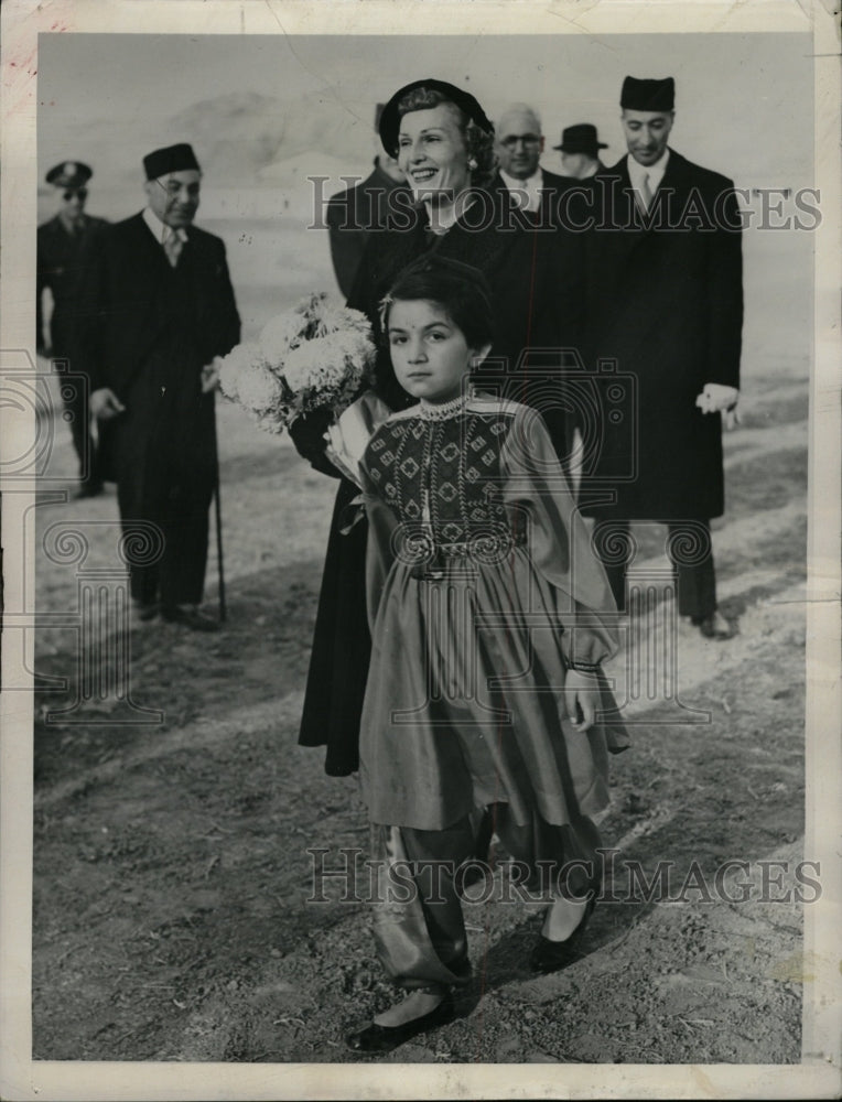 1954 Press Photo Torpaikai Akran Greets Mrs. Pat Nixon - RRW19527 - Historic Images