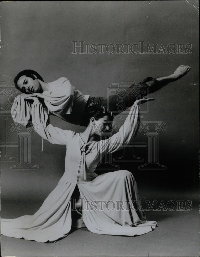 1975 Press Photo Dance Members of 5 by 2 Dancy Company - RRW19651 - Historic Images