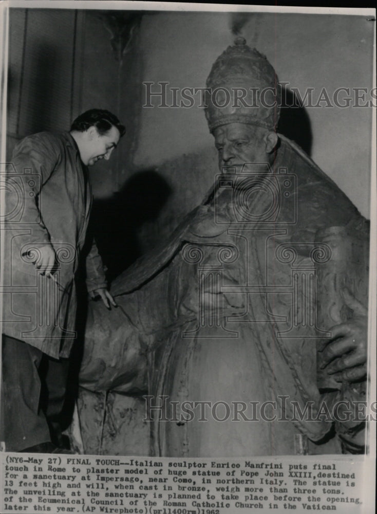 1962 Press Photo Pope John XXIII Sculptor Manfrini - RRW19911 - Historic Images