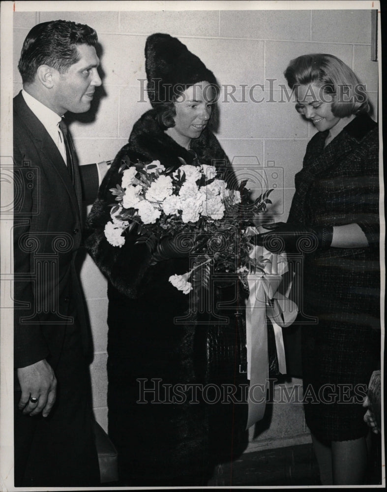 1964 Press Photo Ethel Kennedy getting flowers - RRW19961 - Historic Images