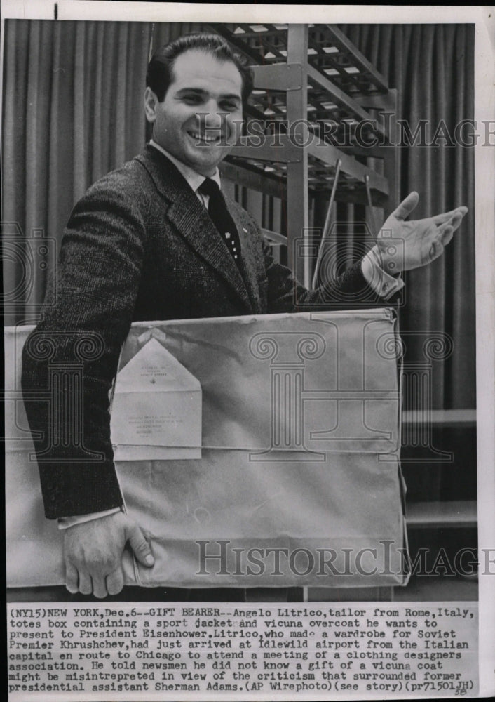 1958 Press Photo Angelo Litrico, tailor from Rome, Ital - RRW20103 - Historic Images