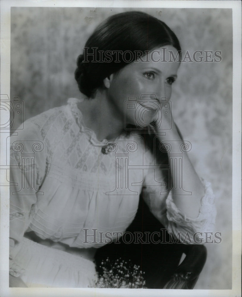 1977 Press Photo Julia Ann Julie Harris Actress - RRW20473 - Historic Images