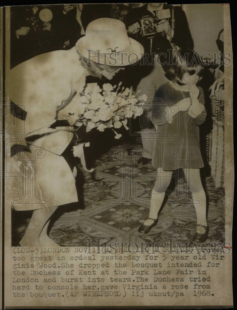 1968 Press Photo Duchess Kent At Fair Child Crying - RRW20537 - Historic Images