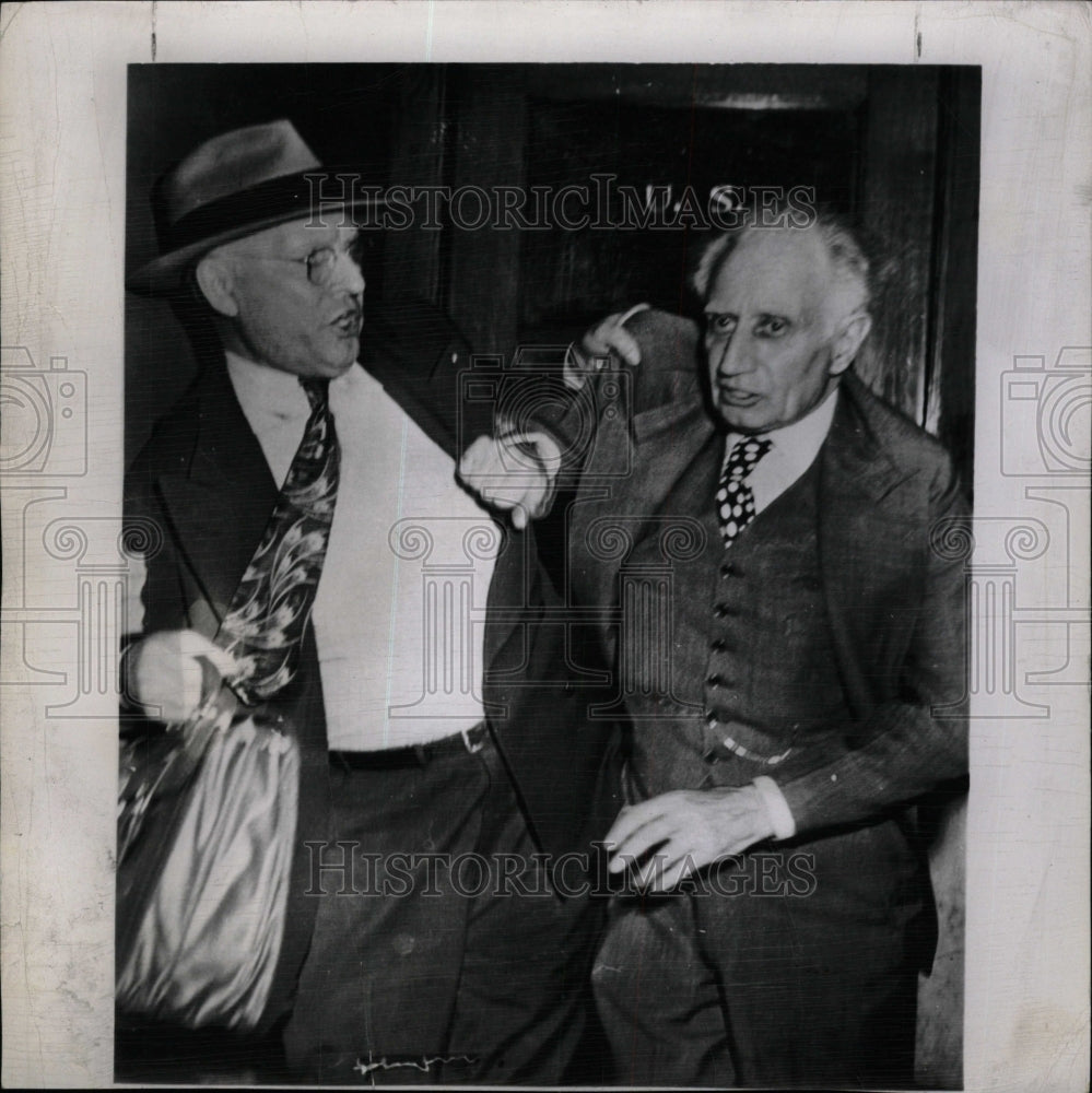 Press Photo Businessman Fighting With Lawyer Jones - RRW20781 - Historic Images