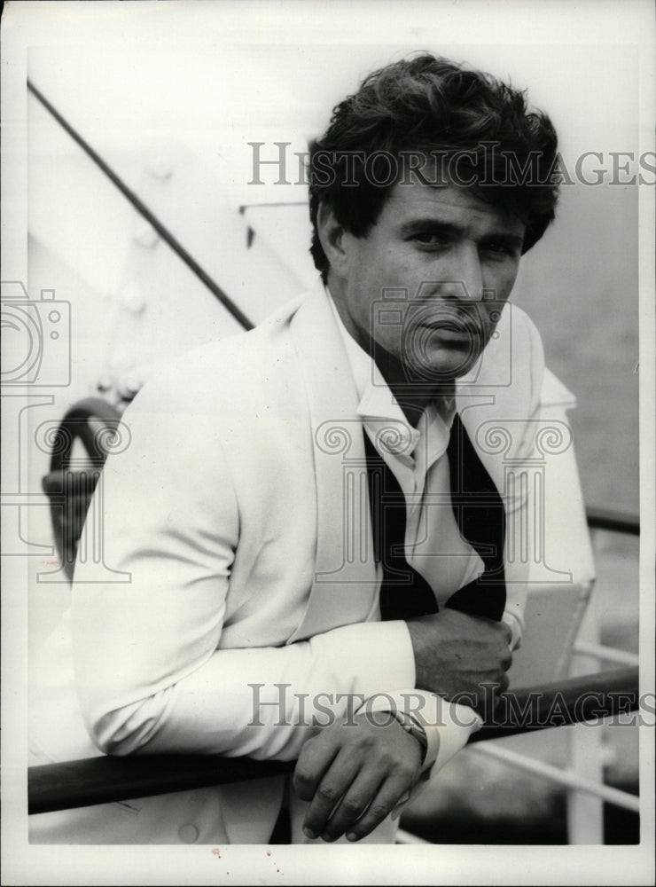 1986 Press Photo Tom Berenger Tomorrow Comes America - RRW21499 - Historic Images