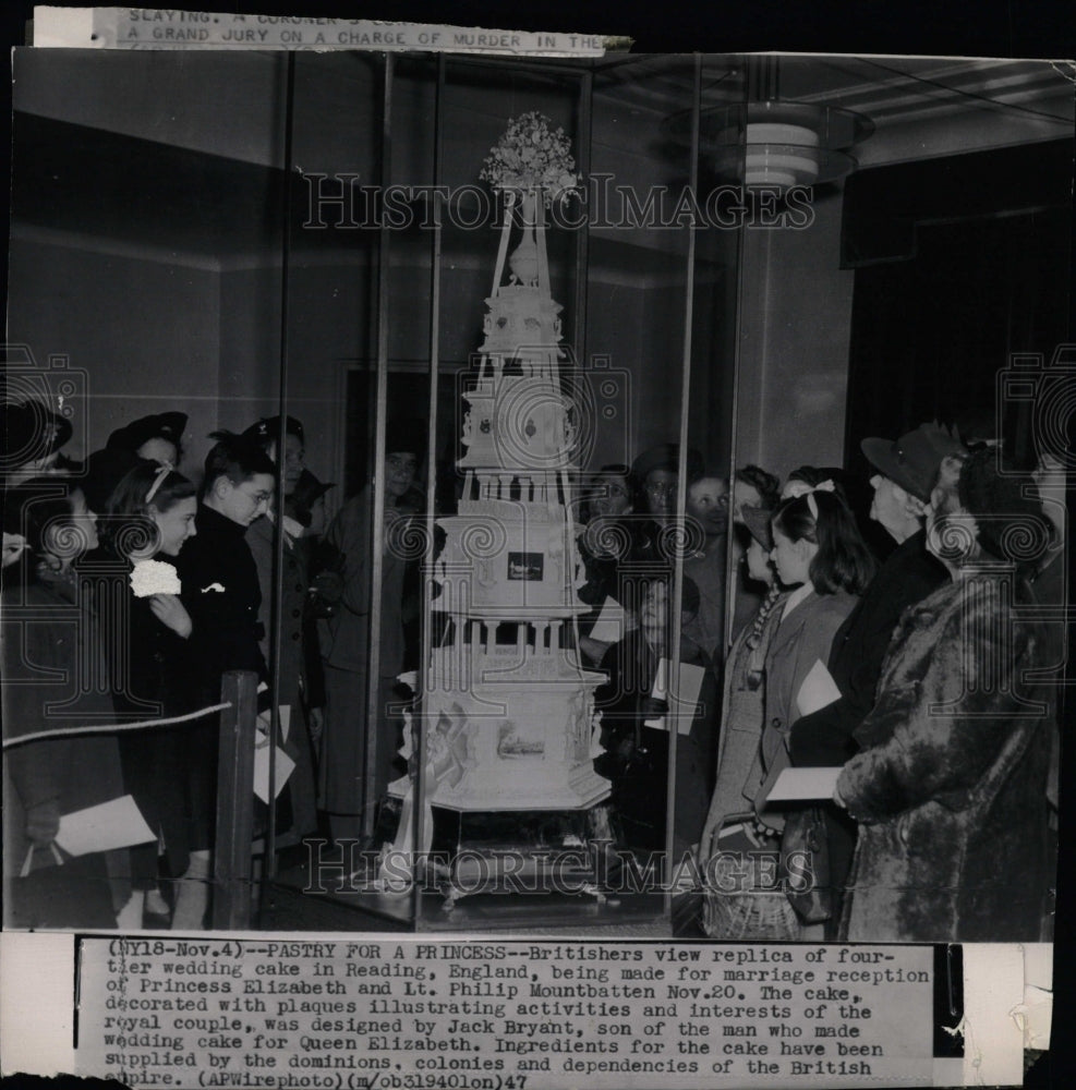 1947 Press Photo Wedding Cake for English wedding - RRW22035 - Historic Images