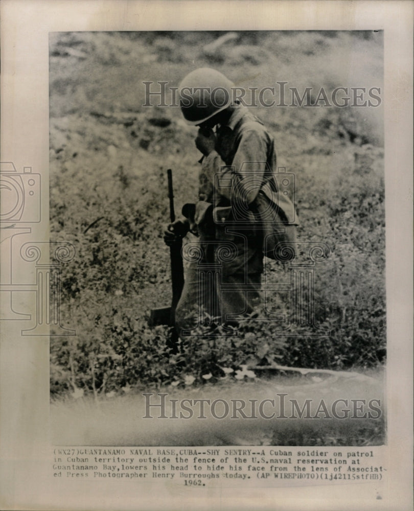 1962 Press Photo Cuantanamo naval base Shy sentry Cuban - RRW22091 - Historic Images