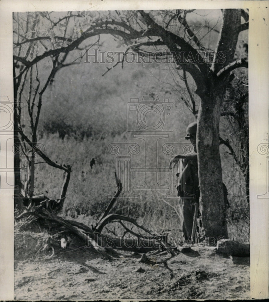 1962 Press Photo Cuban Soldiers Hides Camera Picture - RRW22097 - Historic Images