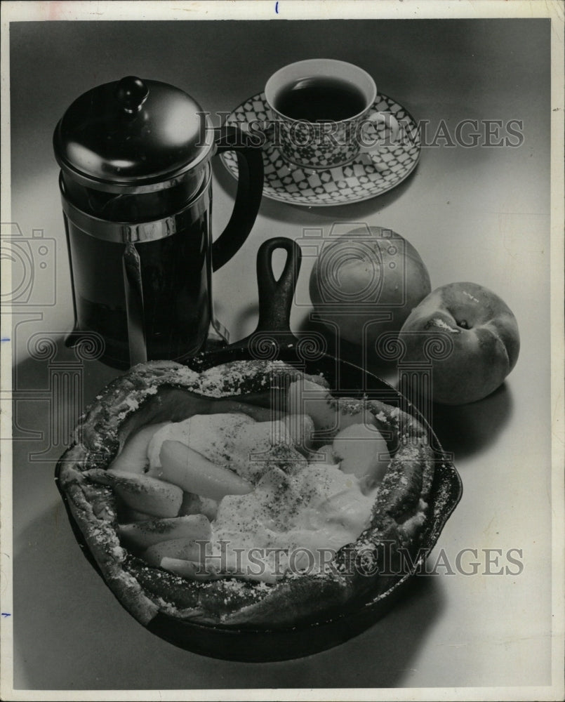 1977 Press Photo German pancake sweet peach slices Fill - RRW22217 - Historic Images