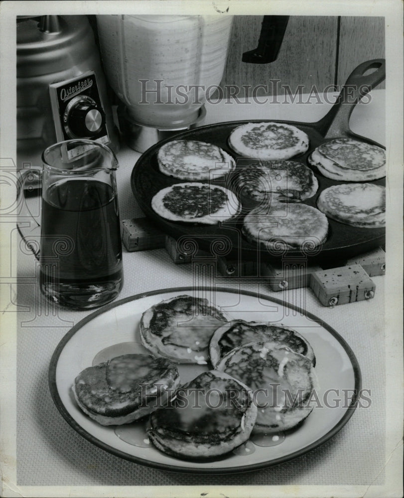 1964 Press Photo Apple Pancakes - RRW22221 - Historic Images