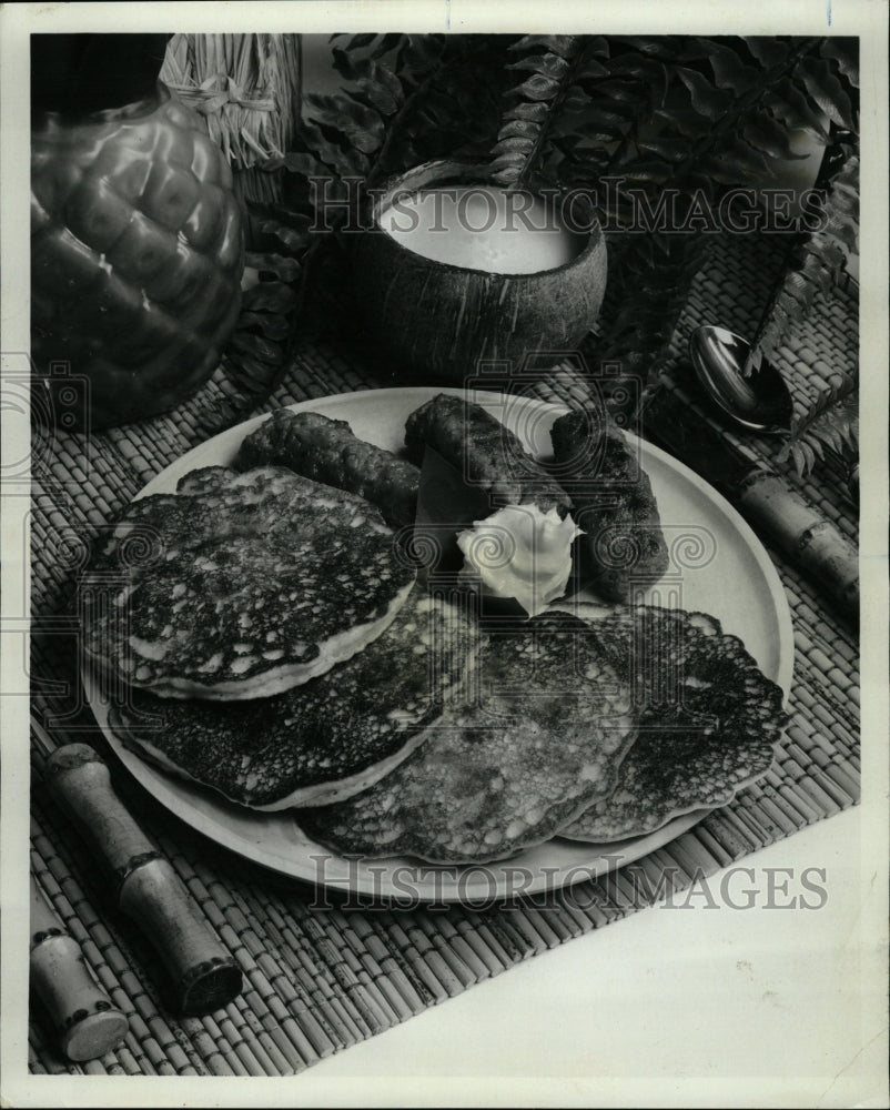 1971 Press Photo Make breakfast occasion Pancakes Apple - RRW22223 - Historic Images