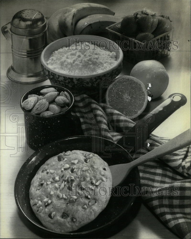 1981 Press Photo Nontraditional dishes strawbarry salad - RRW22229 - Historic Images