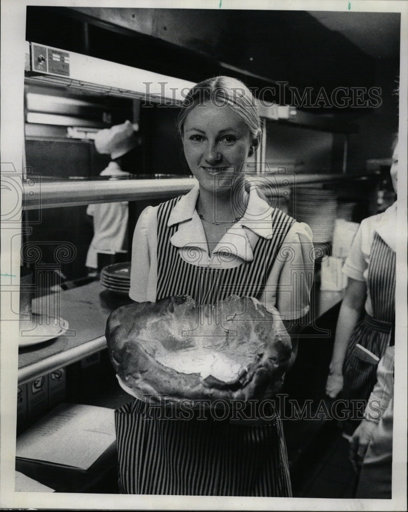 1975 Press Photo Sharon Gilpin Serves German Pancakes - RRW22235 - Historic Images