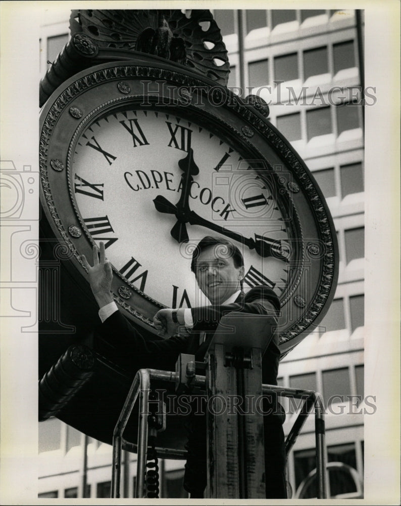 1994 Press Photo Palmer House Hilton Bronze Clock - RRW22241 - Historic Images