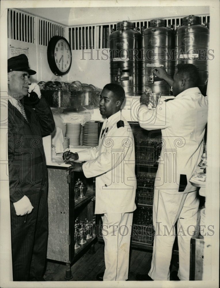 1955 Press Photo Palmer House Hilton Economou Jesse - RRW22247 - Historic Images