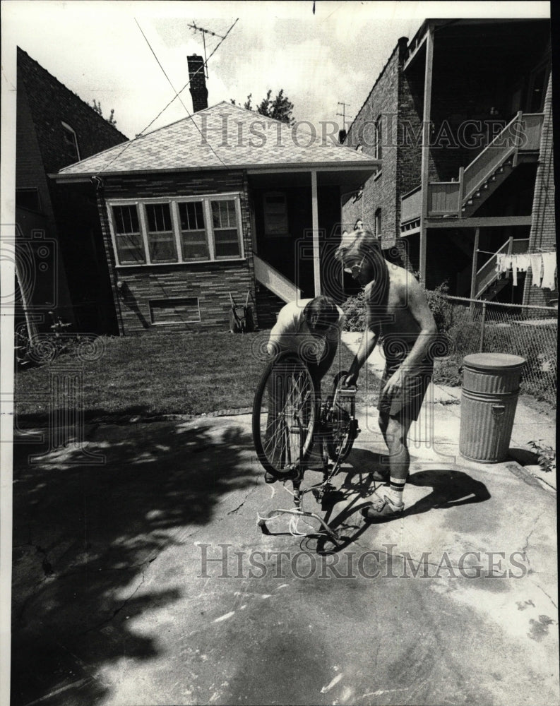 1977 Press Photo Patricia ansett garage Dan Ruck Drew - RRW22375 - Historic Images