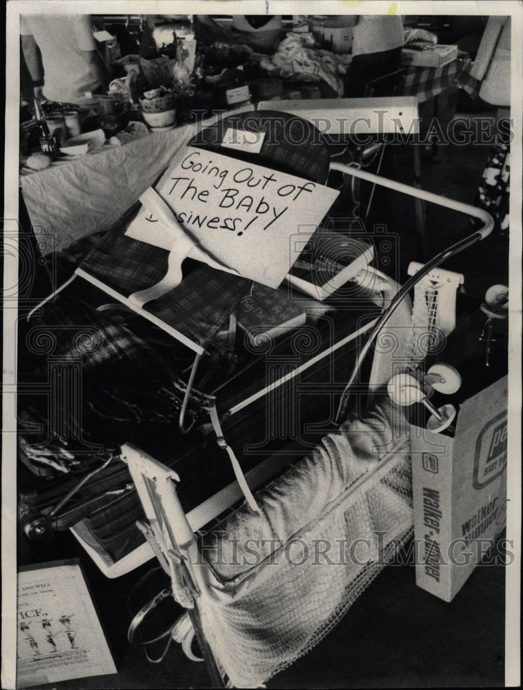 1976 Press Photo Evanston Municipal Garage Sale Baby - RRW22383 - Historic Images