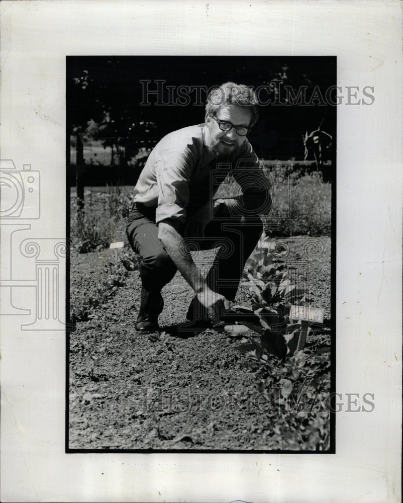 1973 Press Photo Organic Farmer Robert Rodale - RRW22391 - Historic Images