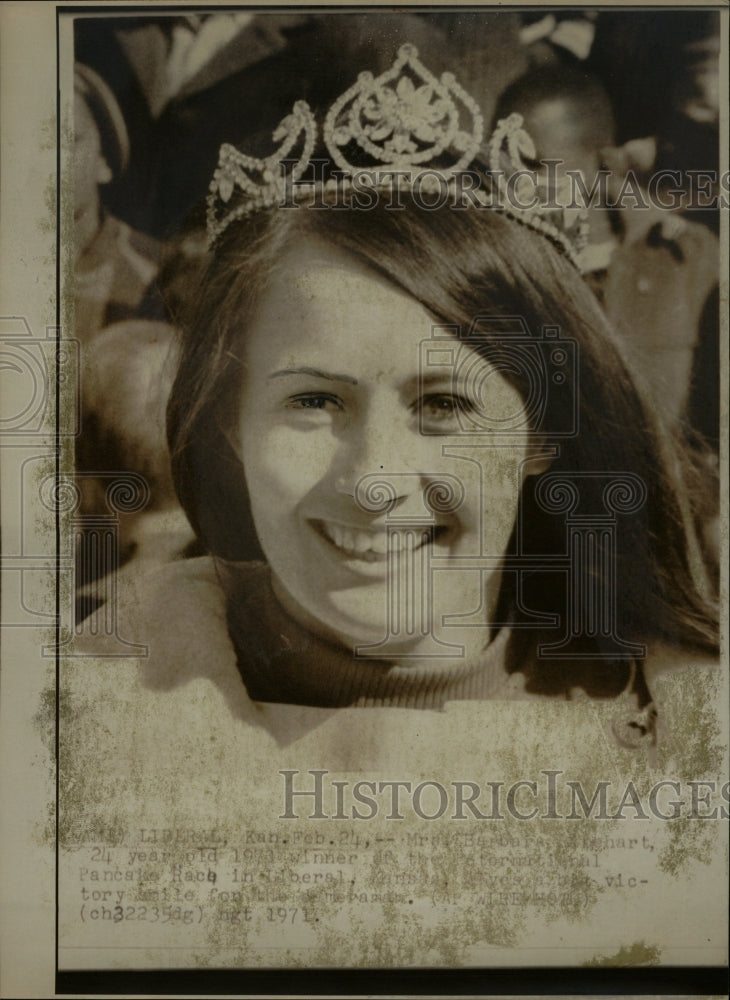 1971 Press Photo Woman Pancake race crown won Liberal - RRW22417 - Historic Images