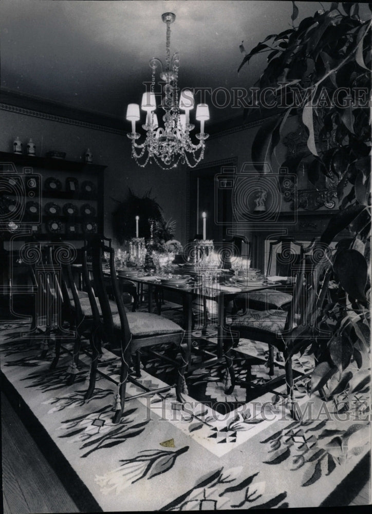 1976 Press Photo Lee Blake designer glass top table set - RRW22529 - Historic Images