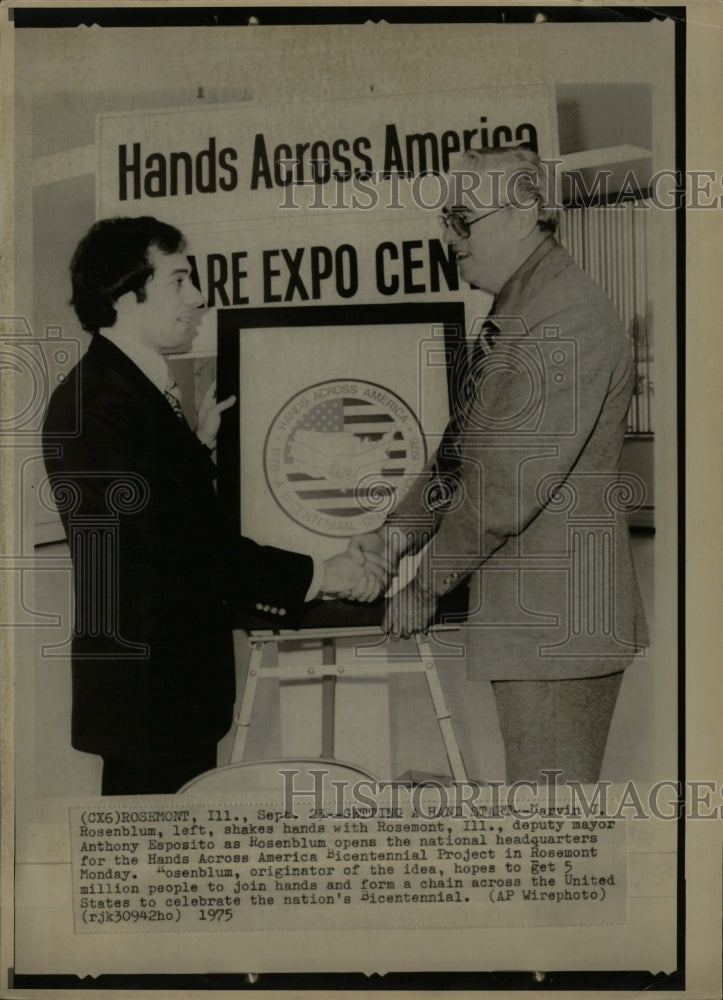 1975 Press Photo Hands Across America Creator Rosenblum - RRW22577 - Historic Images